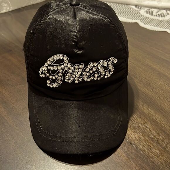 Guess womens cap   - Picture 1 of 4
